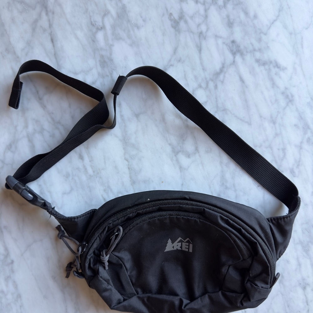 REI Black Belt Bag with Adjustable Strap and Zipper Closure